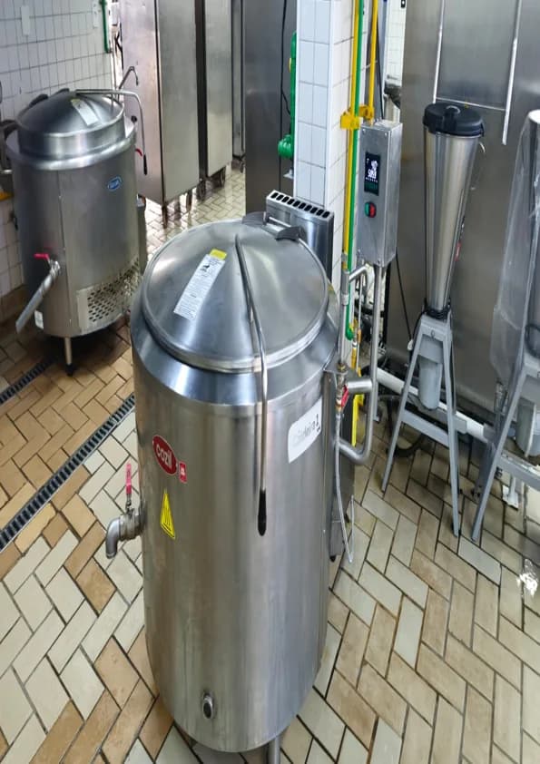 Caldeirões e equipamentos de cozinha industrial em aço inox após manutenção