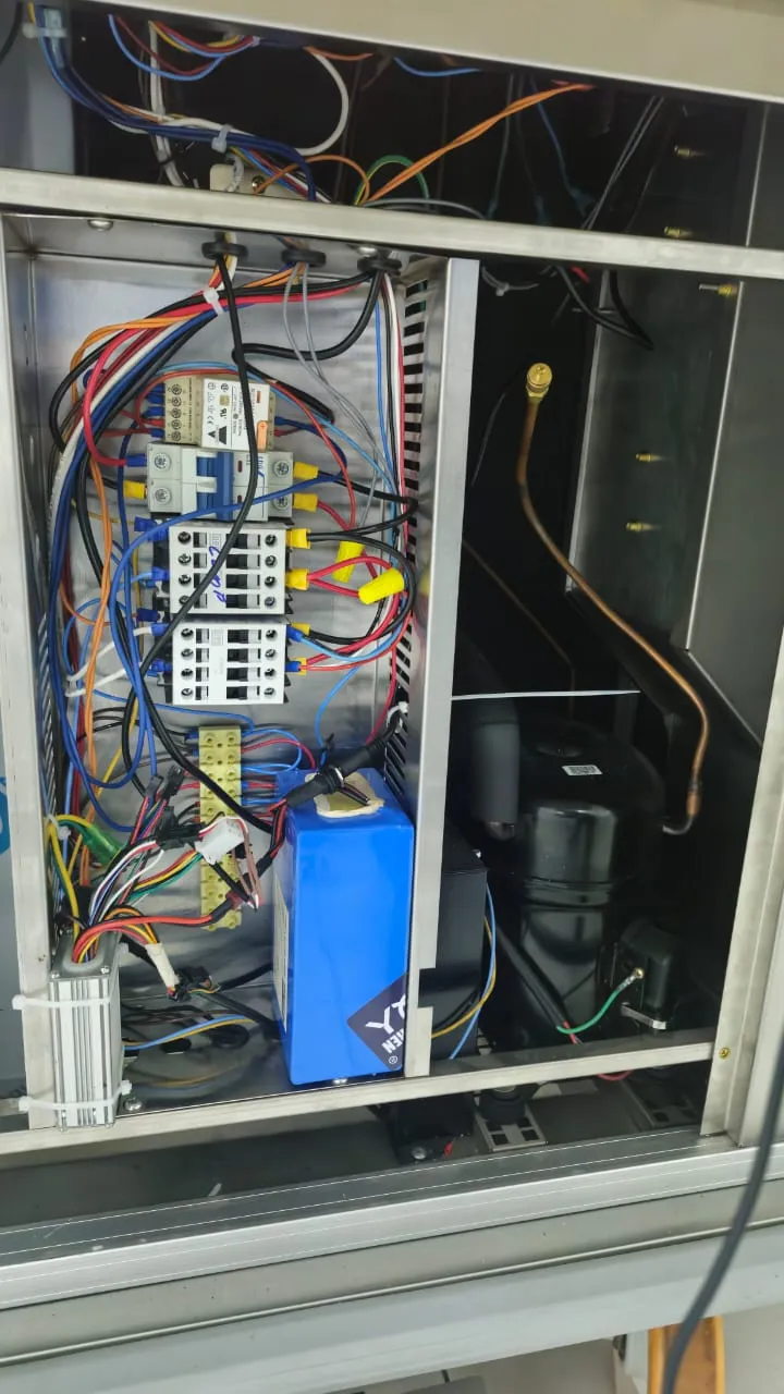 Painel elétrico e compressor de equipamento de refrigeração aberto para manutenção